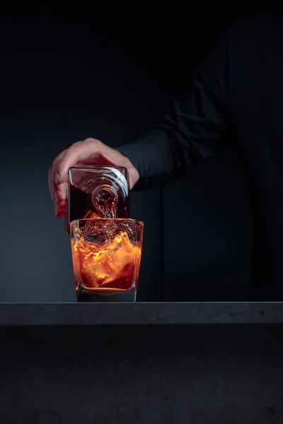 Bartendern Häller Whisky Glas Vid Bardisken Alkoholhaltig Dryck Som Hälls — Stockfoto