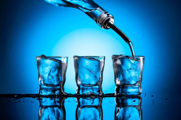 Vodka Nalévá Láhve Sklenic Zmrzlé Brýle Tmavomodrém Pozadí Kopírovat Prostor — Stock fotografie
