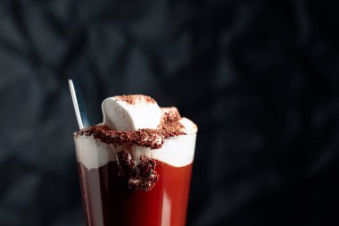 Çikolata kırıntıları serpiştirilmiş kremalı sıcak çikolata. Boşluğu kopyala.