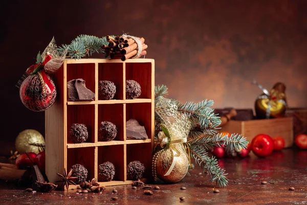 Chocolade Snoep Houten Doos Kerstversiering Gebroken Stukjes Chocolade Kaneelstokjes Anijs — Stockfoto