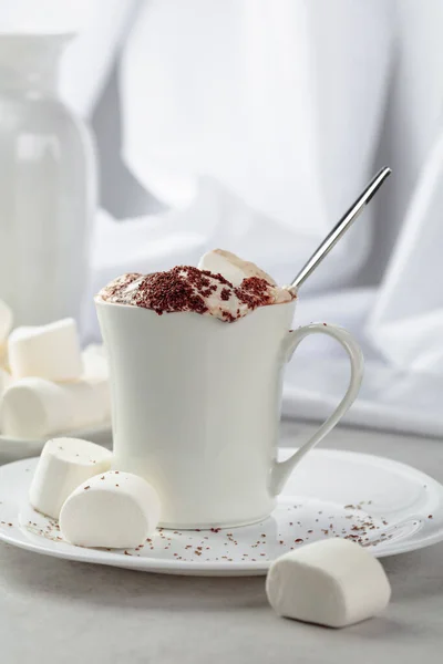 Warme Chocolademelk Met Marshmallows Bestrooid Met Chocoladekruimels Vakantie Snoepjes — Stockfoto