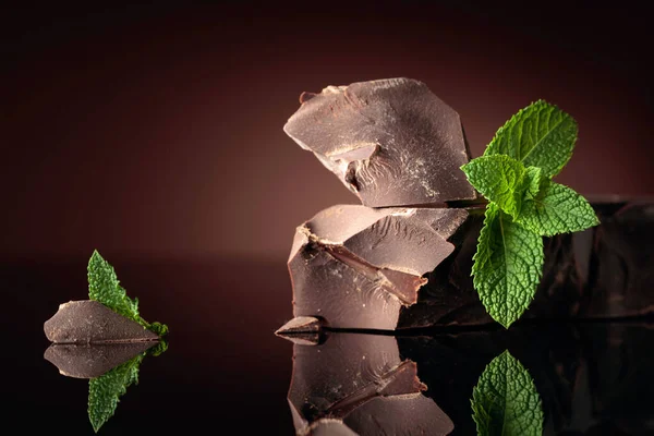 Gran Pedazo Chocolate Amargo Oscuro Con Menta Sobre Fondo Negro —  Fotos de Stock