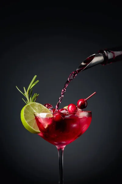 Cranberry Cocktail Garnerad Med Bär Lime Och Rosmarin Fryst Glas — Stockfoto