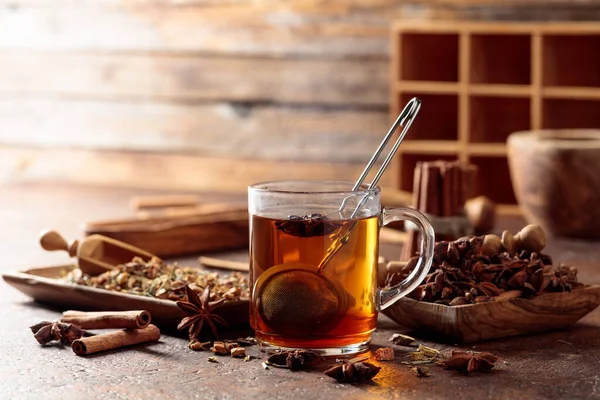 Świąteczna Herbata Ziołowa Cynamonem Anyżem Suszonymi Ziołami Herbata Ziołowa Przyprawami — Zdjęcie stockowe