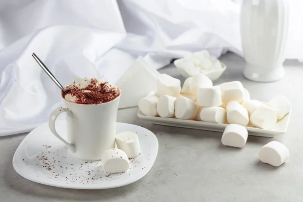 Warme Chocolademelk Met Marshmallows Bestrooid Met Chocoladekruimels Vakantie Snoepjes — Stockfoto