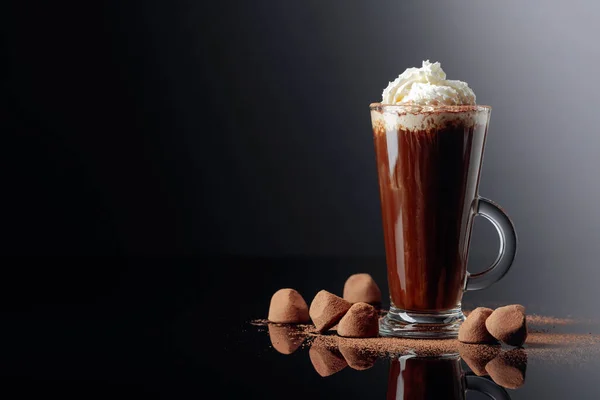 Trufas Copo Chocolate Quente Com Chantilly Doces Bebidas Fundo Reflexivo — Fotografia de Stock