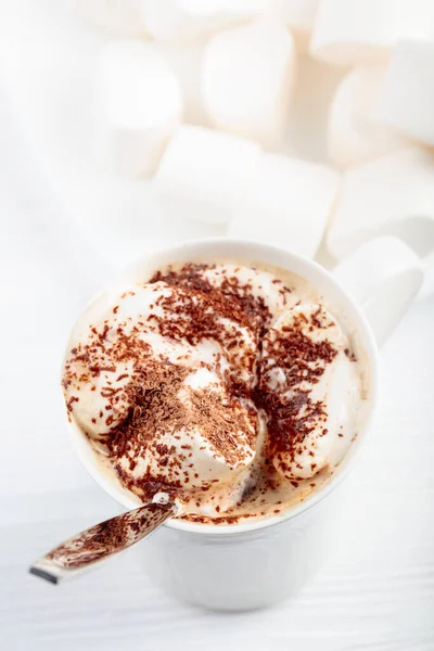 Warme Chocolade Marshmallow Bestrooid Met Chocolade Chips Witte Houten Tafel — Stockfoto