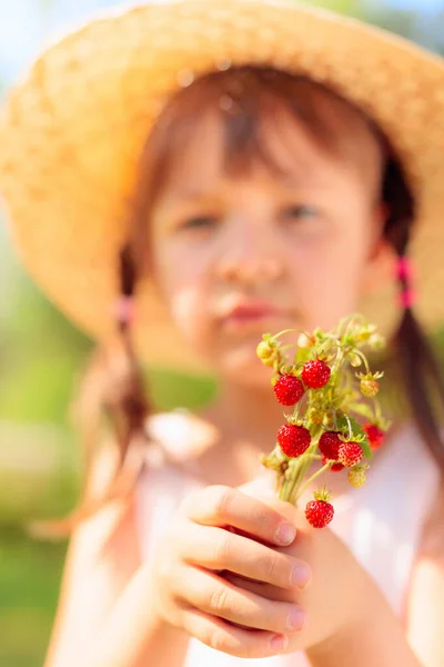 ストロベリーを手に持つ少女 新鮮な野生のイチゴが閉じます 選択的焦点 — ストック写真