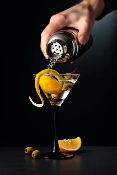 Barman Giet Cocktail Uit Shaker Droge Martini Met Citroenschil Groene — Stockfoto