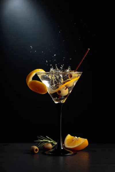 Groene Olijf Valt Glas Met Cocktail Droge Martini Met Citroenschil — Stockfoto