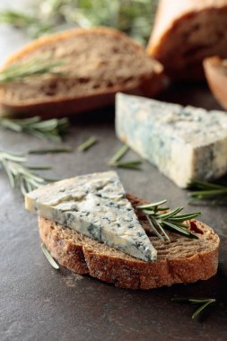 Biberiyeli mavi peynir ve taze ekmek..