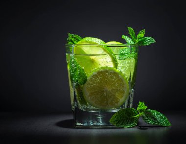 Taze nane ve limon dilimli karbonatlı içecek..
