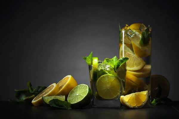 Bevande Fredde Con Menta Fresca Lime Fette Limone — Foto Stock