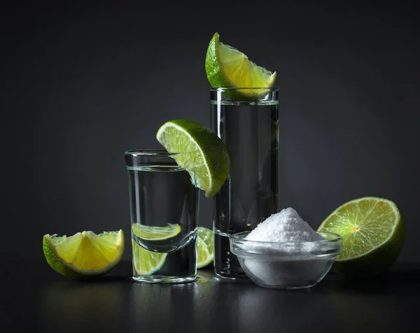 Tequila Med Salt Och Lime Skivor Svart Bakgrund — Stockfoto