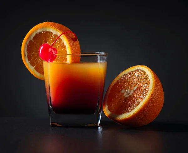 Cocktail Suco Laranja Com Uma Cereja Fundo Preto — Fotografia de Stock