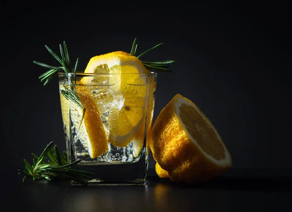 Cocktail Gim Tônico Com Limão Alecrim Fundo Preto — Fotografia de Stock