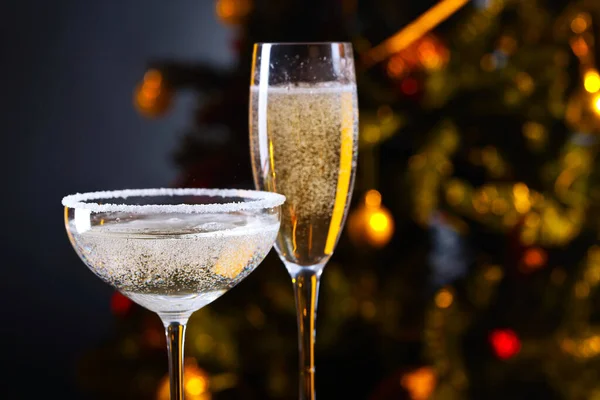 Twee Glazen Met Champagne Kerstversiering Focus Voorgrond — Stockfoto