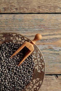 Çiğ siyah mercimek (mercek mutfağı). Kopyalama alanı olan üst görünüm.