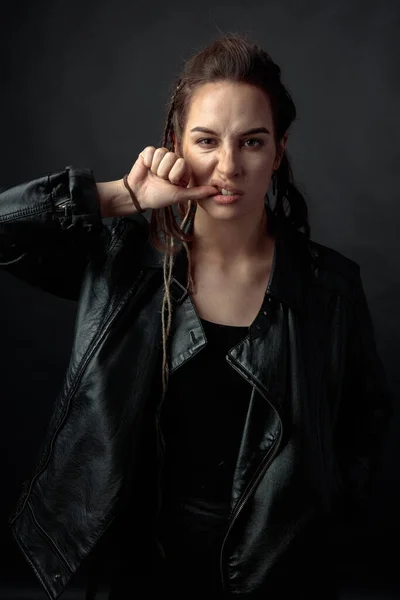 Retrato Una Mujer Disgustada Con Una Chaqueta Cuero Negro Emociones — Foto de Stock