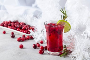 Böğürtlenli, limonlu ve biberiyeli yaban mersini içeceği. Boşluğu kopyala.