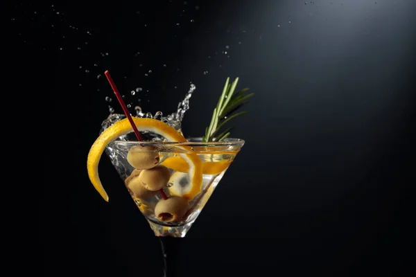 Grön Oliv Faller Glas Med Cocktail Torr Martini Med Citronskal — Stockfoto
