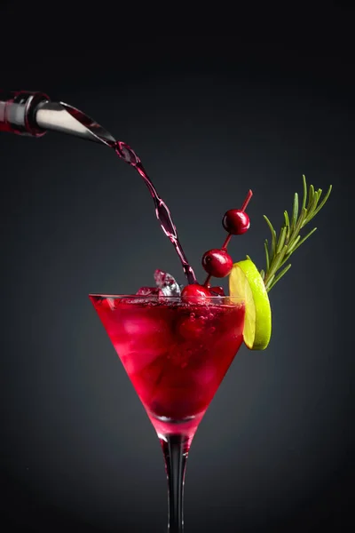 Cranberry Cocktail Garnerad Med Bär Lime Och Rosmarin Fryst Glas — Stockfoto