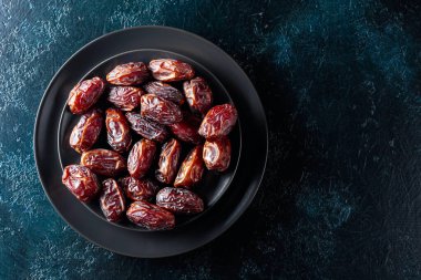 Siyah tabakta kurumuş tatlı hurmalar, üst manzara..