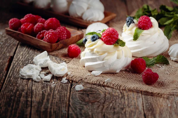 Dessert Pavlova Mit Himbeeren Blaubeeren Und Minze Auf Einem Alten — Stockfoto