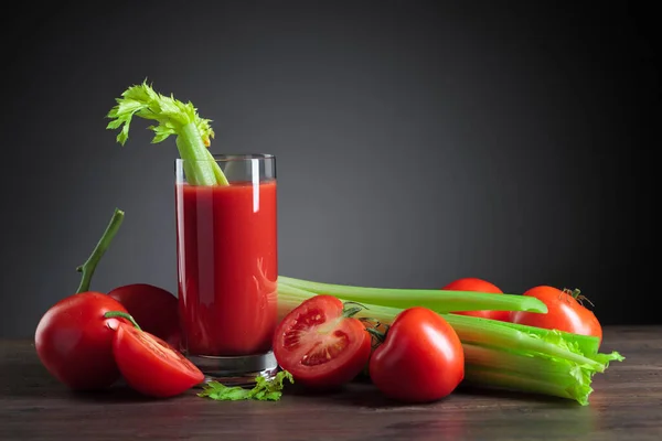 Jugo Tomate Con Tomates Palitos Apio Una Mesa Madera Vieja — Foto de Stock