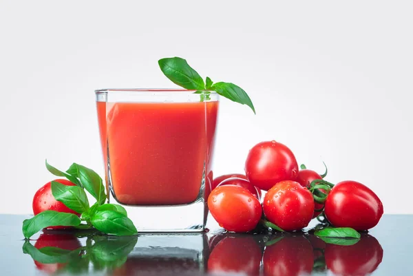 Tomatensaft Mit Basilikum Auf Schwarzem Tisch — Stockfoto