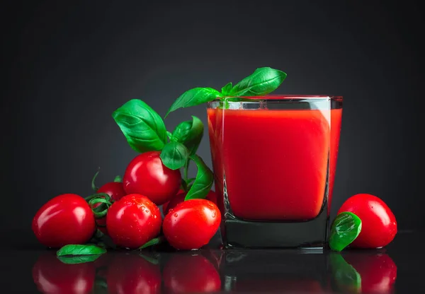 Zumo Tomate Con Albahaca Sobre Mesa Negra — Foto de Stock