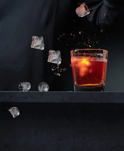 Vaso Whisky Trozos Hielo Cayendo Copiar Espacio — Foto de Stock