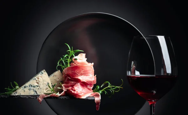 Glass Red Wine Traditional Mediterranean Snacks Prosciutto Blue Cheese Rosemary — Stock Photo, Image