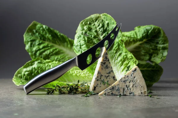 Rebanadas Queso Azul Con Lechuga Tomillo Cuchillo Queso — Foto de Stock