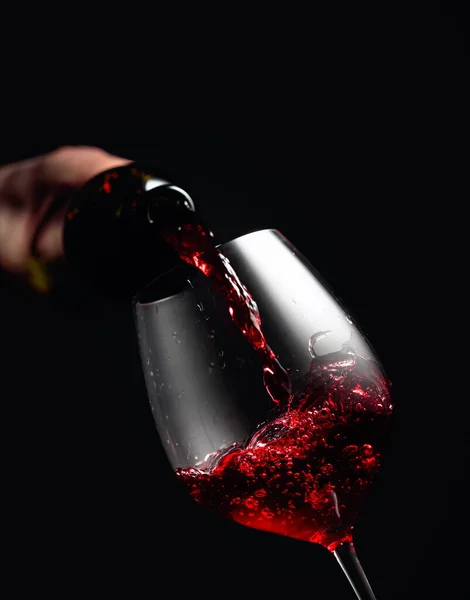 Rotwein Einen Glasbecher Gießen Schwarzer Hintergrund Mit Kopierraum — Stockfoto