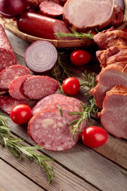 Lezzetli salam, jambon, taze sosis, domates ve biberiye ile yemek tepsisi. Seçili et tabağı. 