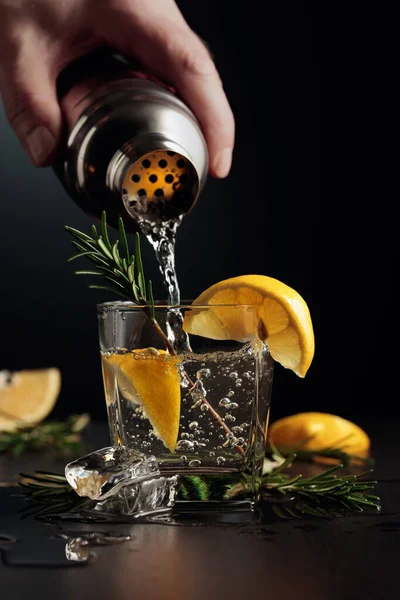 Cocktail Gin Tonic Com Limão Alecrim Barman Derrama Coquetel Uma — Fotografia de Stock