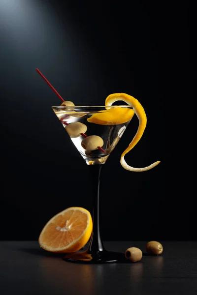 Martini Sec Avec Écorce Citron Olives Vertes Sur Fond Noir — Photo