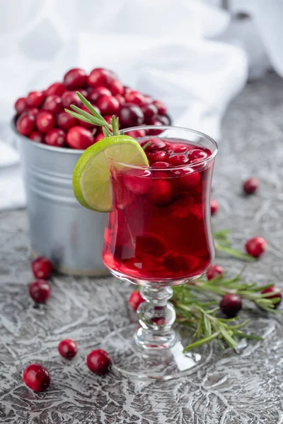 Minuman Cranberry Natal Dengan Buah Beri Jeruk Nipis Dan Rosemary — Stok Foto