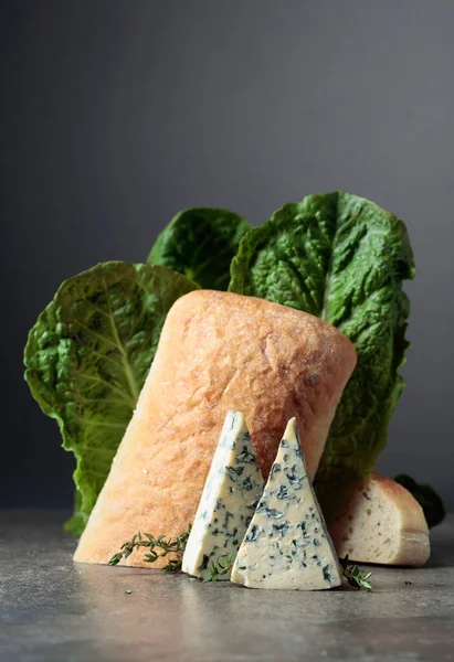 Rebanadas Queso Azul Con Pan Lechuga Tomillo — Foto de Stock