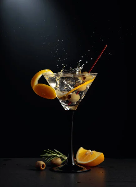 Grön Oliv Faller Glas Med Cocktail Torr Martini Med Citronskal — Stockfoto