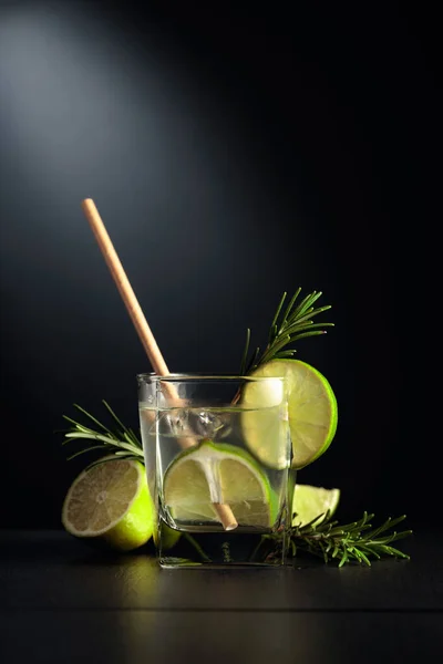 Kallt Uppfriskande Dryck Med Lime Och Rosmarin Fryst Glas Med — Stockfoto
