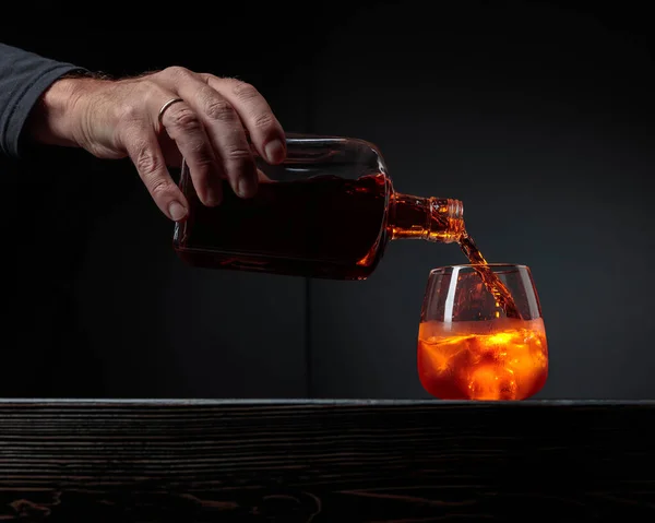 Bartendern Häller Whisky Glas Vid Bardisken Alkoholhaltig Dryck Som Hälls — Stockfoto