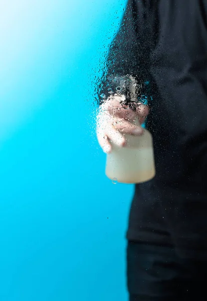 Homem Luva Borracha Pulveriza Desinfetante Vidro Foco Seletivo Espaço Cópia — Fotografia de Stock