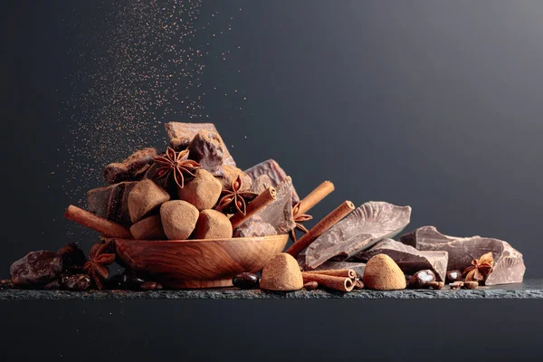 各种带有配料的巧克力 在一个古老的木制碗糖果 咖啡豆 碎块黑巧克力 复制空间 — 图库照片