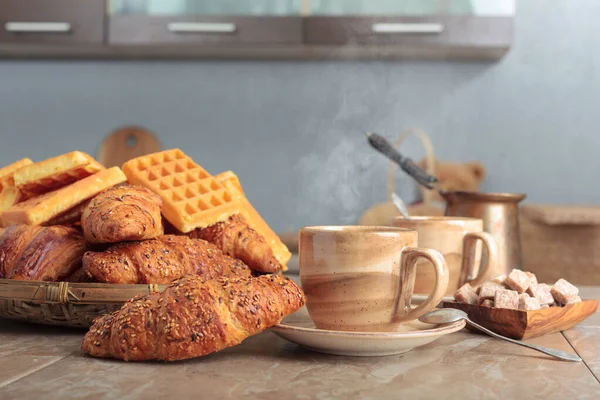 Reggeli Fekete Kávéval Friss Péksüteményekkel Konyhaasztalon Szezámmagos Gofri Croissant Frissen — Stock Fotó