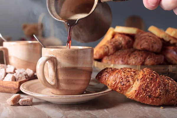 Verse Croissants Met Sesamzaad Ontbijt Met Zwarte Koffie Vers Gebak — Stockfoto