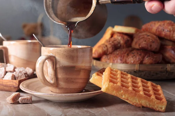 Micul Dejun Cafea Neagră Produse Patiserie Proaspete Masă Bucătărie Vafe — Fotografie, imagine de stoc