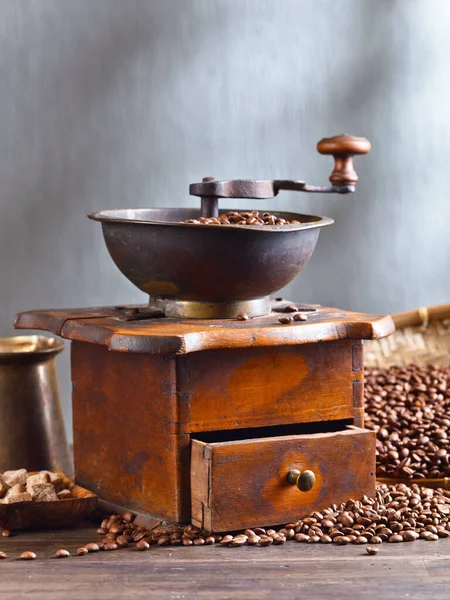 Μύλος Καφέ Και Καβουρδισμένοι Κόκκοι Καφέ Ξύλινο Τραπέζι — Φωτογραφία Αρχείου