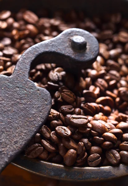 古いコーヒーグラインダーとローストコーヒー豆 選択的な焦点 — ストック写真